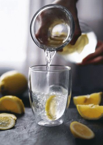 Lemon Water Detox Recipe, Lemon Drink Recipes, Lemon Water Recipe, Lemon Water In The Morning, Garden Collage, Hot Lemon Water, Drinking Hot Water, Drinking Lemon Water, Lemon Water Benefits