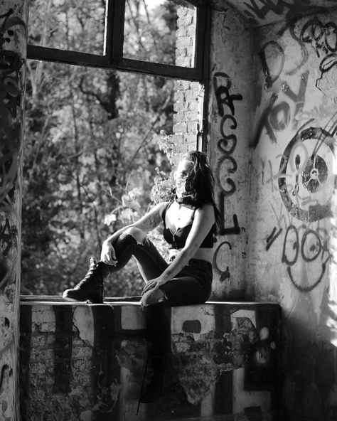 Photoshoot In Abandoned Building, Senior Picture Ideas Abandoned Building, Abandoned Place Photoshoot, Abandoned Places Photoshoot, Abandoned Building Photoshoot, Abandoned Photoshoot, Abandon Building, Building Photoshoot, Street Photography Portrait