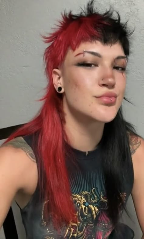 Short Hair Bright Colors, Extreme Mullet Women, Short Shaved Mullet, How To Style A Mullet, Metalhead Hairstyles, Mullet Hair Color, Split Dye Mullet, Medium Mullet Women, Fem Mullet