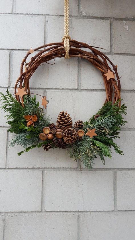 Natural Wreath Diy, Homemade Christmas Wreaths Diy, Couronne Noel Diy, Simple Wreath Ideas, Home Made Wreaths, Unique Christmas Wreaths, Natural Christmas Wreath, Julkransar Diy, Homemade Wreath