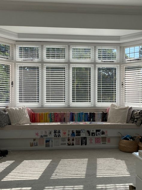 room inspo books fangirl Bedroom Window Seat Aesthetic, Readers Bedroom, Window Seat Aesthetic, Fangirl Room, Evil Lair, Bedroom Window Seat, House Dr, Beach Room, Bedroom Window