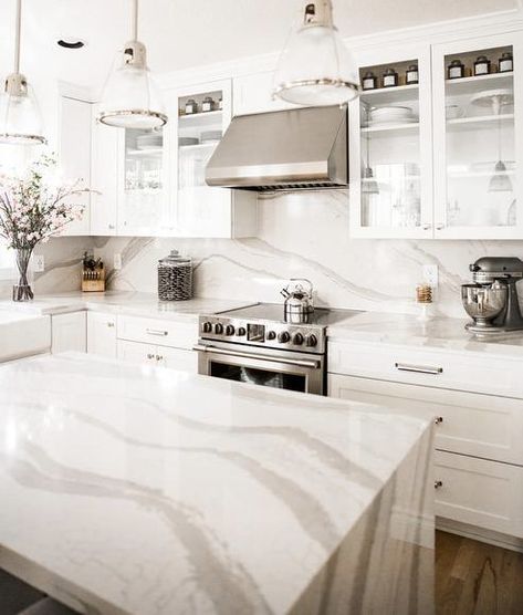 Photo via miamiamine.com Quartz Countertops And Backsplash, Pure White Sherwin Williams, Kitchen Backsplash Trends, Quartz Backsplash, Diy Kitchen Backsplash, Countertop Backsplash, Quartz Kitchen Countertops, Island Countertops, Countertop Design