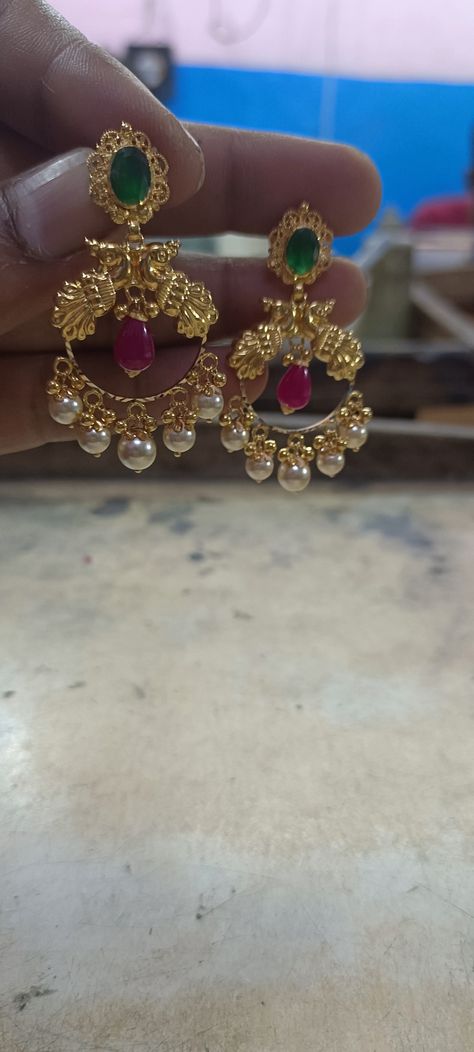 Latest Gold Earrings Designs For Wedding, South Indian Gold Jewellery, 3 Grams Gold Earrings Indian, Gold Buttalu, Simple Necklace Designs, Gold Jewelry Prom, Temple Jewellery Earrings, Gold Earrings Indian, Gold Jewelry Outfits