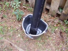 Squirrel Trap Diy, Natural Fly Trap, Squirrel Trap, Get Rid Of Squirrels, Squirrel Baffle, Raised Gardens, Outdoor Skills, Animal Traps, Barrel Projects