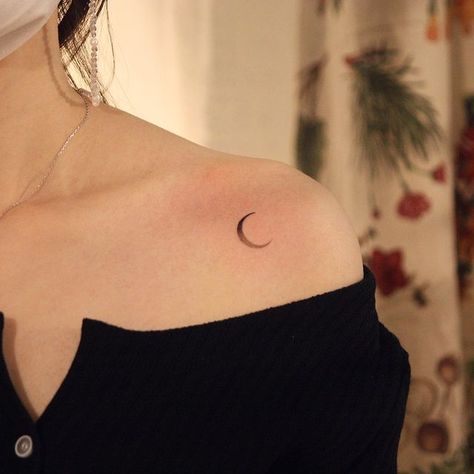 Moon Tattoo On Shoulder For Women, Shoulder Tattoo Moon, Moon Tatoos Woman, Moon Collar Bone Tattoo, Moon Tattoo Collar Bone, Moon Tattoo Shoulder, Moon Shoulder Tattoo, Luna Tattoo, Small Shoulder Tattoos