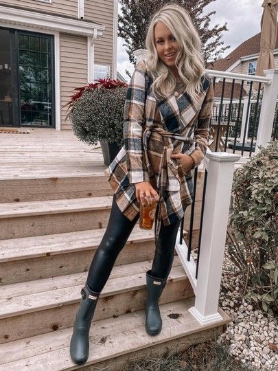 Hunter Boots Outfit Fall, Hunter Boot Outfits, Plaid Coat Outfit, Botas Outfit, Fall Outfit Ideas Casual, Coats Outfit, Fall Style Ideas, Trail Outfits, Jeans Outfit Ideas