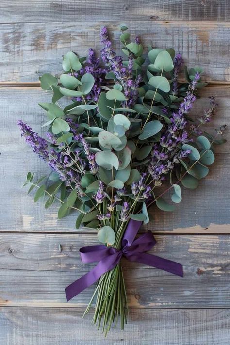 Country Cottage Living Dried Rose Bouquet, Lavender Country Wedding, Lavender Wedding Bouquet, Lavender Wedding Theme, Purple And Green Wedding, Lavender Wedding Flowers, Sunflower Centerpieces, Eucalyptus Bouquet, Feuille Eucalyptus