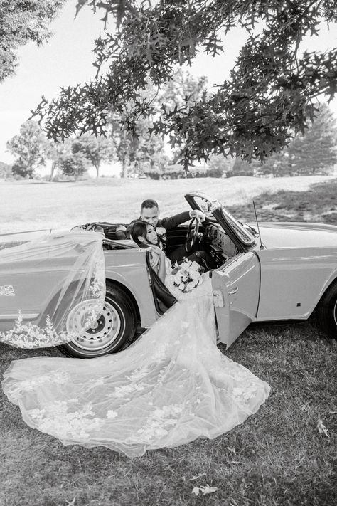 Vintage Car Wedding in Westport | Timeless Wedding Ideas | Connecticut Photographer | This timeless wedding in Connecticut was so fun to capture. I loved the vintage car wedding entry and timeless wedding vibe! See vintage car wedding theme, timeless wedding aesthetic, wedding shoot with vintage car and old car wedding photos. Book Melani for your NYC area wedding or luxury wedding at melanilustphotography.com. Hollywood Wedding, Wedding Picture Poses, Wedding Photography Styles, Wedding Photos Poses, Museum Wedding, Old Car, Engagement Photo Inspiration, Pre Wedding Photoshoot, Wedding Mood