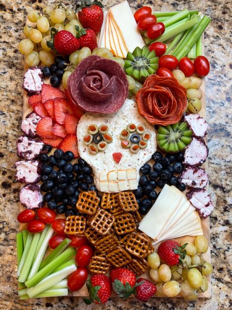 Day Of The Dead Themed Food, Day Of Dead Food Party Ideas, Dia De Muertos Party Ideas, Mexican Halloween Food, Dia De Los Muertos Party Ideas Food, Day Of Dead Charcuterie Board, Dia De Los Muertos Food Ideas, Dia De Los Muertos Snack Ideas, Day Of The Dead Charcuterie Board