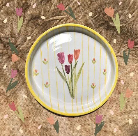 Hand Painted Ceramic Plates Diy, Tulip Pottery Painting, Silly Ceramics, Paint A Pot Ideas, Painted Pottery Ideas, Paint A Pot, Clay Date, Clay Cafe, Plate Painting