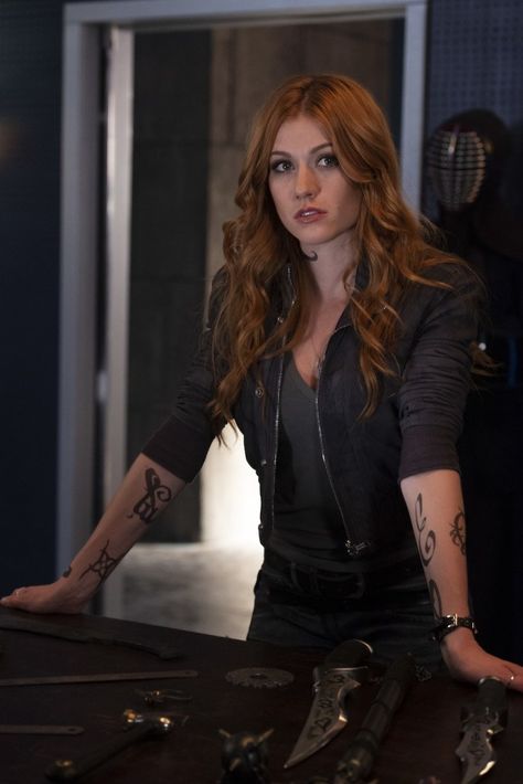 Shadowhunters Series Finale: Alliance / All Good Things:: SHADOWHUNTERS – “All Good Things.” – Freeform/Ben Mark Holzberg Clary Und Jace, Shadow Pics, Shadowhunters Season 3, Shadowhunters Series, Kat Mcnamara, Clary And Jace, Shadowhunters Tv Show, Isabelle Lightwood, Famous Outfits