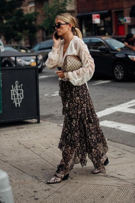 The best street style from New York Fashion Week spring/summer 2019 - Vogue Australia New York Streetstyle, Street Style New York, New York Street Style, New Street Style, Street Style 2017, Looks Street Style, Street Style Trends, Spring Street Style, Street Style Inspiration