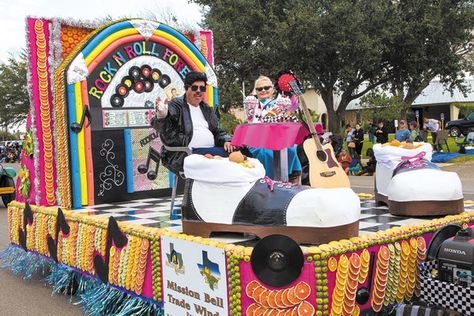 http://www.wintertexantimes.com/news/local-news/1089-texas-citrus-fiesta-announces-winter-texan-winners.html Parade Float Theme, Parade Float Ideas, Rally Idea, 50s Theme Parties, Homecoming Decorations, Ideas Aniversario, Homecoming Floats, Christmas Parade Floats, 70’s Disco