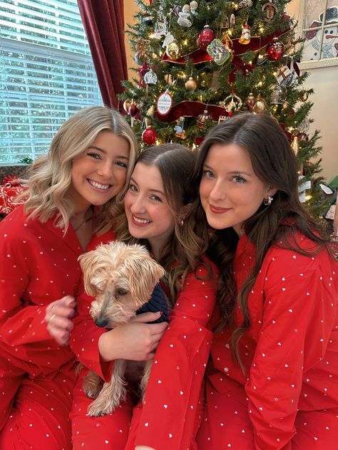 Matching Christmas Pjs Friends, Cousin Christmas Pictures, Comfy Poses, Matching Pajamas Friends, Pjs Party, Christmas Sleepover, Anatomy Pose, Cute Onesies, Friends Pictures