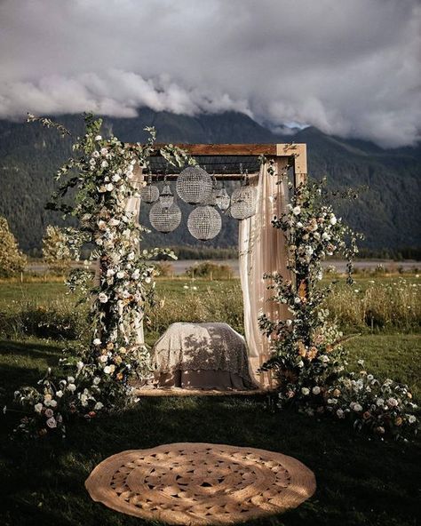 Boho Wedding Decor Ideas, Eco Friendly Wedding Decor, Bohemian Wedding Decor, Natural Wedding Decor, Rustic Wedding Backdrops, Forest Theme Wedding, Bohemian Wedding Decorations, Wedding Entrance Decor, Wedding Decorations On A Budget