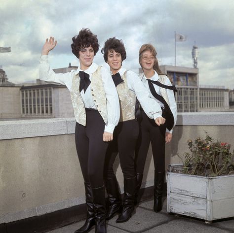 10 Classic Girl Groups That Slayed Tomboy Style Shangri La London, 60s Girl, Talent Contest, Rock And Roll Girl, 1960s Music, Singing Group, Women Of Rock, Classic Girl, Tough Girl