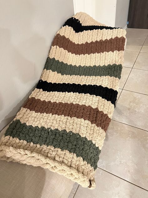 Crochet Blanket Designs: Handmade Treasures to Pass Down Through Generations Chunky Knit Blanket Color Combos, Chunky Blanket Color Ideas, Chunky Knit Patterns, Blanket Business, Chunky Knit Baby Blanket, Chunky Blanket Diy, Unique Crochet Blanket, Chunky Blanket Pattern, Hand Knitted Blanket