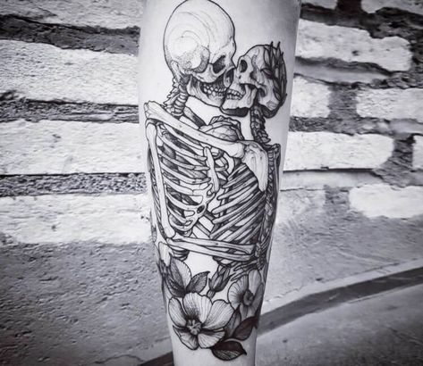 Tattoo photo - Last kiss tattoo by Felipe Kross Embracing Skeletons Tattoo, Two Skeletons Tattoo, Skulls Kissing Tattoo, Two Skeletons In Love Tattoo, Skeletons Kissing Tattoo, Skeleton Lovers Tattoo, Skeleton Couple Tattoo, Kiss Tattoo, Tattoo Perna