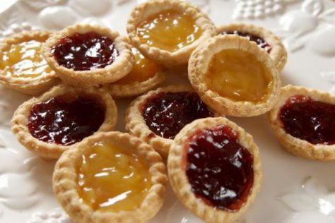 Super Easy Traditional British Jam Tarts Easy Jam, Hp Sauce, Fruit Tart Recipe, Queen Cakes, British Desserts, Jam Tarts, Lemon Bar, Irish Food, Buns Recipe