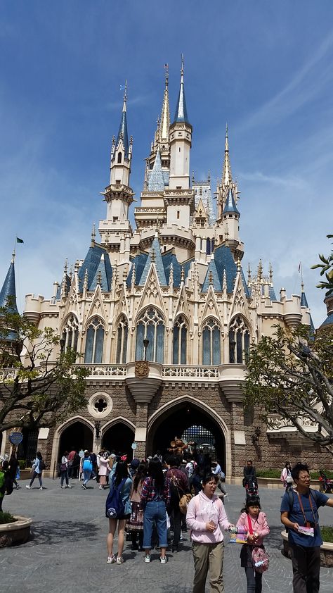 Tokyo Disneyland, Cinderella's Castle Cinderella's Castle, Cinderella Castle, Tokyo Disneyland, Barcelona Cathedral, Disneyland, Louvre, Barcelona, Tokyo, Castle