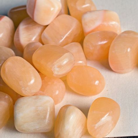 Yellow Jade Crystal, Pretty Crystals, Yellow Crystals, Goblincore Aesthetic, Crystal Vibes, Healing Gemstone Bracelets, Crystal Aesthetic, Jade Crystal, Yellow Jade