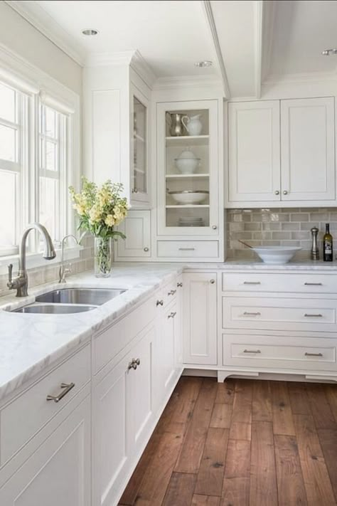 Luxury White Kitchen, Decor Ikea, Farmhouse Kitchen Cabinets, Kitchen Cabinets Decor, Farmhouse Kitchen Design, New Kitchen Cabinets, Classic Kitchen, White Kitchen Design, Interior Modern