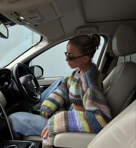 Pub Outfits, Chunky Sweater Outfit, Sweater Street Style, Slick Back Bun, Car Photoshoot, Slick Back, Autumn Fits, Photoshoot Inspo, Chunky Knit Sweater