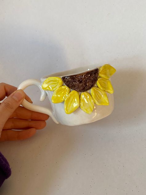 Sunflower Ceramic, Handmade Sunflower, Ceramics Pottery Mugs, Pottery Projects, Painted Coffee Mugs, Cerámica Ideas, Mug Handmade, Pottery Crafts, Ceramic Gifts