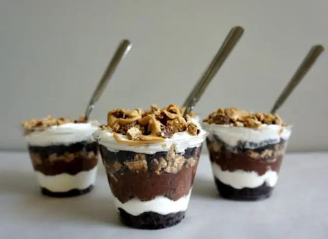 Recipe for Individual Peanut Butter Brownie Trifle Cups Brownie Trifle Cups, Desserts In Cups, Peanut Butter Brownie Trifle, Trifle Cups, Mini Trifle, Peanut Butter Brownie, Brownie Trifle, Mason Jar Desserts, Mini Dessert Recipes