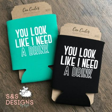 You Look Like I Need a Drink Can Coolers are perfect for keeping your beverages cold any time. You can also personalize the back of this cozie: https://www.etsy.com/SheepandSquirrelLLC/listing/811996021/can-cooler-personalization This collapsible can cooler is made of premium foam with white vinyl Can Koozie Sayings, Koozies Diy Vinyl, Vinyl Crafts To Sell, Diy Items To Sell, Koozie Ideas Vinyl, Funny Beer Koozies, Drink Coozies, Koozies Diy, Funny Koozies