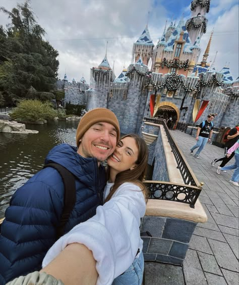 Disneyland Couples Outfits, Disneyland Picture Ideas, Disneyland Couples Pictures, Disneyworld Pictures, Disney World Pictures Ideas, Disney Poses, Disney Anniversary, Disney Picture Ideas, It Couple