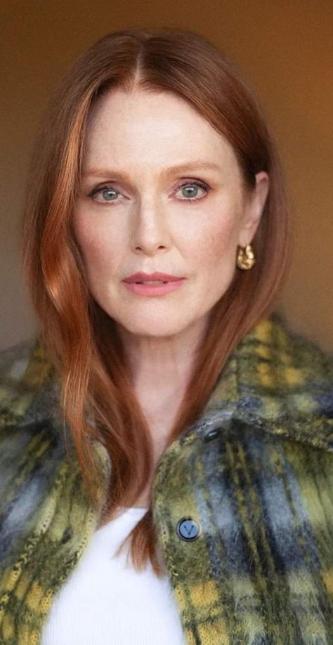 Julianne Moore Makeup, Julianne Moore 2023, Julianne Moore Hair, Juliana Moore, Glass Casting, Shades Of Red Hair, True Autumn, Red Haired Beauty, Julianne Moore