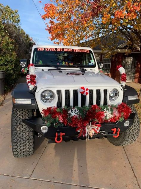 Jeep Christmas Wreath, Christmas Decorations For Jeep Wrangler, Thanksgiving Jeep Decorations, Fall Jeep Decorations, Grinch Jeep Decorations, Jeeps Decorated For Christmas, Halloween Jeep Ideas, Christmas Jeep Wrangler, Jeep Tire Christmas Wreath