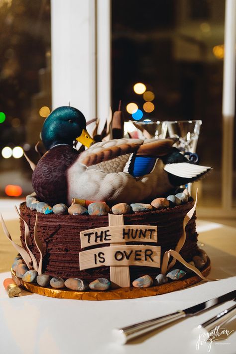 Duck Hunter Groom's Cake by @jonathanivy #groomscake #duck #duckcake Firefighter Grooms Cake, Alabama Grooms Cake, Baseball Grooms Cake, Duck Hunting Cakes, Grooms Cake Hunting, Chocolate Grooms Cake, Grooms Cake Tables, Groomsman Cake, Hunting Cake