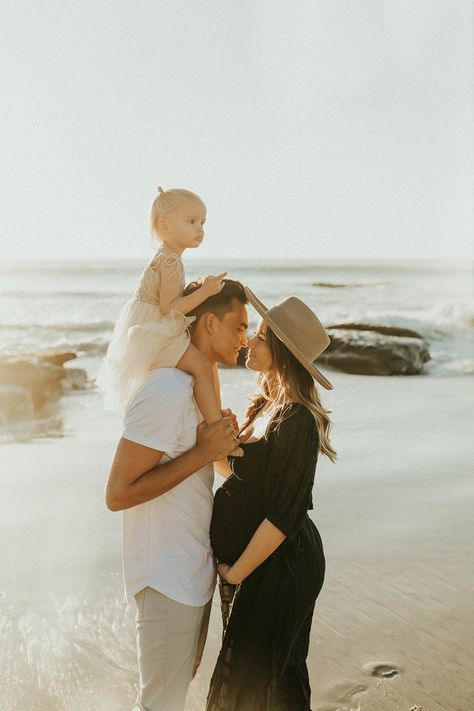 Lake Maternity Pictures Families, Maternity Beach Photos With Toddler, Beach Family Maternity Photos, Beach Family Photoshoot Outfits, Family Of 3 Maternity Pictures, Family Pregnancy Photoshoot, Pregnancy Photoshoot Beach, Beach Family Photoshoot, Maternity Shoot Beach