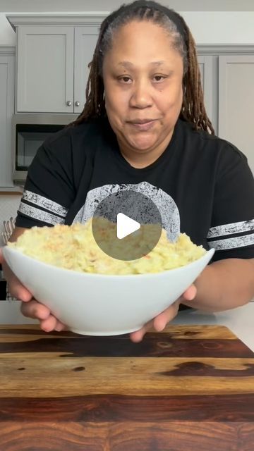 Kelley Wansley Harris on Instagram: "Potato Salad Kellz Way (large batch)  Full Video  6  large potatoes cut into chunks 8 eggs 🥚 chopped fine 1/2 medium onion 1 cup sweet pickles( or relish) 2 celery stalks( chopped fine)  1 1/2 cups mayonnaise  1 tbsp mustard Salt and pepper to taste 1 tbsp  onion powder  1 tbsp sugar #potatosalads #potatosaladrecipe🥔 #goodfood #yummyfood #deliciousfood #cookathome #countrycook #itsmekellz #itsmekellz♥️🔥" Jello Frosting, Potatoe Salad, Southern Potato Salad, Potato Salad Recipe Easy, Potato Salad With Egg, Thanksgiving Dinner Recipes, Salad Recipes Video, Soul Food Dinner, Sweet Pickles