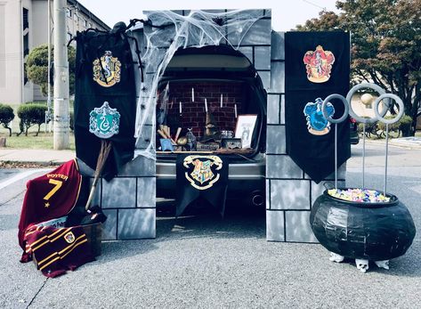 Harry Potter Trunk Or Treat Decorations, Hogwarts Trunk Or Treat, Trunk Or Treat Harry Potter, Trunk Or Treat Harry Potter Theme, Harry Potter Trunk Or Treat Ideas, Peep Diarama, Harry Potter Trunk Or Treat, Halloween Ideas Costumes, Maze Ideas