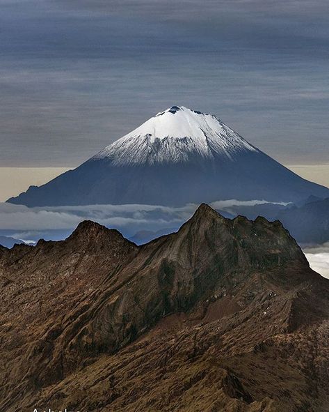 Jorge Juan Anhalzer (@jorge_anhalzer) • Fotos y videos de Instagram Ecuador Landscape, Andes Mountains, Volcano, Mount Rainier, Ecuador, National Park, Beautiful Places, National Parks, The Incredibles