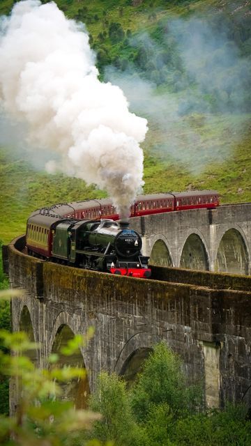 Glenfinnan Viaduct, Steam Engine Trains, Train Art, Old Trains, Hogwarts Express, Train Pictures, Vintage Train, Steam Trains, Inverness