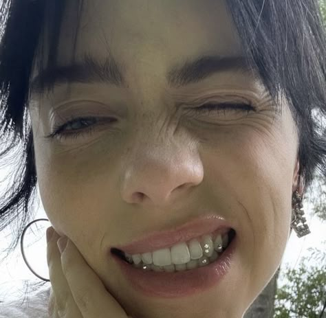 Easy Tooth Gem Designs, Diamonds On Teeth Women, Teeth Jewelry Aesthetic, Billie Eilish Tooth Gems, Tooth Gem Celebrity, Smiley Piercing With Tooth Gems, Billie Eilish Grillz, Tooth Jewelry, Tooth Gems Aesthetic