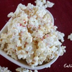 White Chocolate Popcorn Confetti Popcorn Recipe, White Chocolate Peppermint Popcorn, Simple Cake Recipes, Chocolate Popcorn Recipe, White Chocolate Popcorn Recipe, Popcorn Recipes Chocolate, Coated Popcorn, Peppermint Popcorn, White Chocolate Popcorn