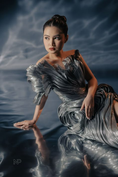 Water Studio Photography, 4 Elements Photoshoot, Mylar Photoshoot Water, Photoshoot Water Ideas, Conceptual Photoshoot Ideas, Mermaid Studio Photoshoot, Aluminium Foil Photoshoot, Silver Dress Photoshoot, Water Shoot Model