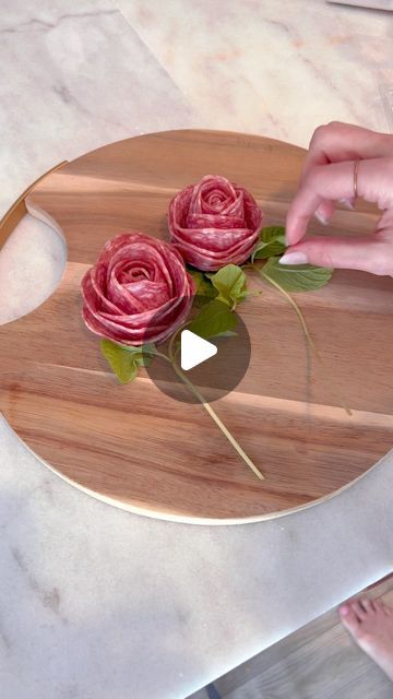 Charcuterie Board Flower Salami, Cheese Flower Charcuterie Board, Salami Platter Ideas, How To Make Salami Flowers, Salami Flower Charcuterie, How To Make Salami Roses, Salami Flowers, Salami Platter, Flower Shaped Food