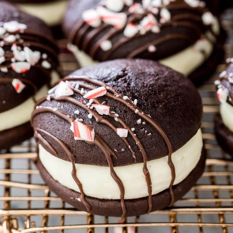 Peppermint Bark Whoopie Pies Best White Cake Recipe, Sugar Spun Run, Whoopie Pie Recipe, Chocolate Whoopie Pies, Cream Cheese Mints, Best Chocolate Desserts, Toffee Recipe, Whoopie Pie, White Cake Recipe