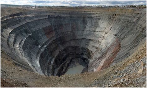 The open pit diamond mine of Mirny in Yakutia, Siberia. Its depth is 525 meters. Photo by Staselnik CC BY-SA 3.0. Open Pit, Creepy Photos, Diamond Mines, Scary Places, Eye Opening, Photo Series, Travel Alone, World Trade Center, Earth Science