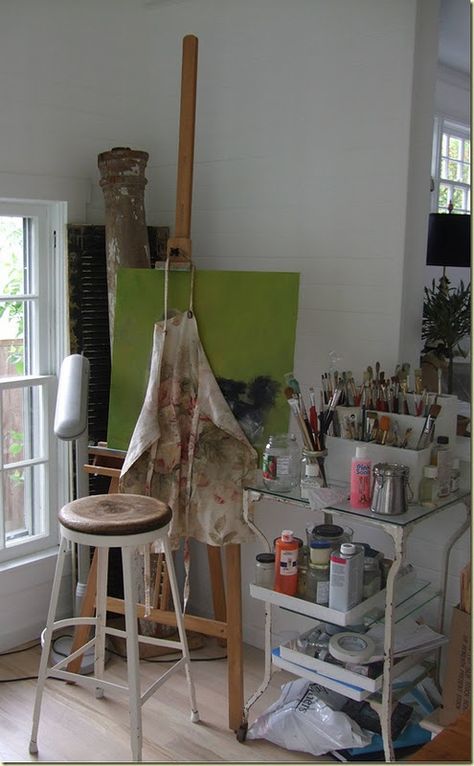 Small Art Corner, Small Painting Studio, Simple Art Studio, Art Corner Bedroom, Paint Corner, Low Window, Painting Corner, Painters Studio, Paint Studio