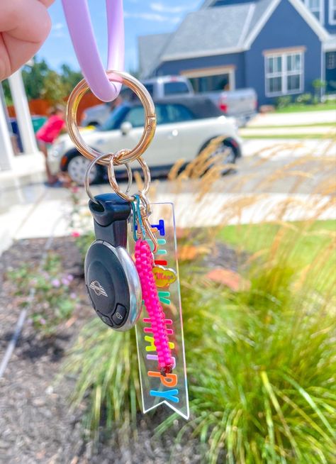 Cute Car Key Accessories, Car Lanyard Aesthetic, Preppy Car Keychain, Preppy Key Chain, Preppy Key Ring, Preppy Car Aesthetic, Preppy Keychain Ideas, Preppy Car Stuff, Preppy Car Interior