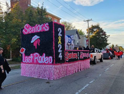 The creative students of Smyrna High School Delaware have showcased such amazing float designs for their annual homecoming parade! Using various colors of Mid-Atlantic Packaging tissue paper! How cool are these? Homecoming Float Ideas High School, Hoco Floats, Parade Float Diy, Parade Float Theme, High School Dress, Packaging Tissue Paper, School Spirit Posters, Spirit Posters, Homecoming Floats