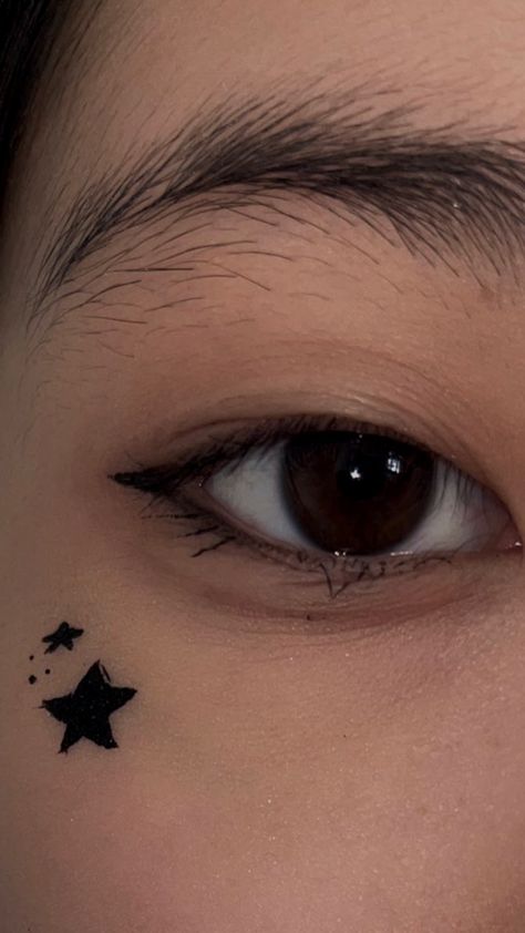 Makeup, fashion, eye makeup, eyeliner, kbeauty, douyin makeup, asian Star On Cheek Makeup, Cute Simple Eyeliner, Stars Eyeliner, Face Paint Ideas Aesthetic, Cute Eyeliner Looks, Star Face Paint, Starry Makeup, Basic Eyeliner, Star Eyeliner