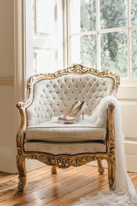 Ornate vintage chair + Jimmy Choo's + a whisper soft wedding veil. Is there anything more elegant? Gold Chair, French Chairs, Beautiful Chair, French Furniture, French Decor, Vintage Chairs, French Country Decorating, Settee, Beautiful Furniture